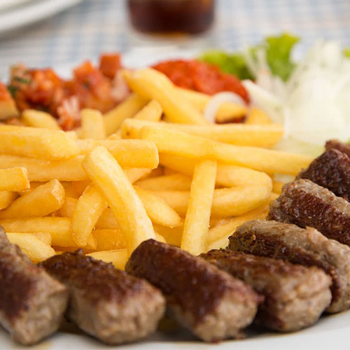 Ćevapčići met patat en groente - Gerecht uit de Balkan
